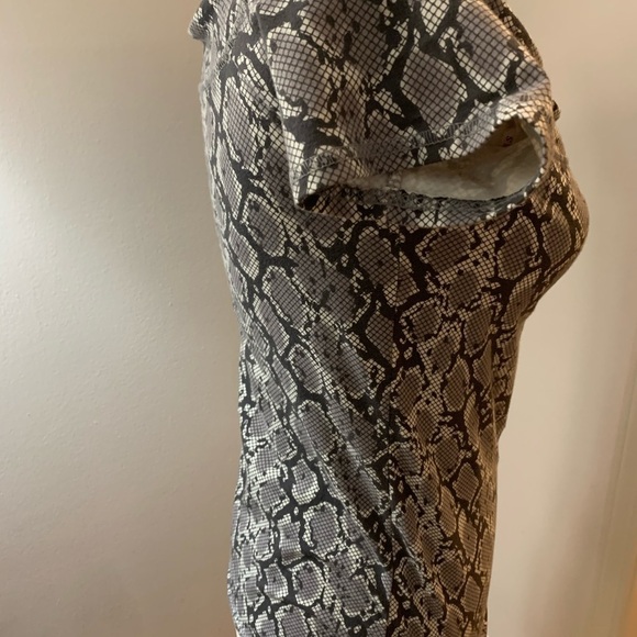 Guess tee, snake print cotton/spandex , size M - Picture 3 of 5